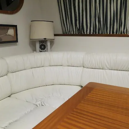 Yacht Summertime 3 Bedrooms מנטון
