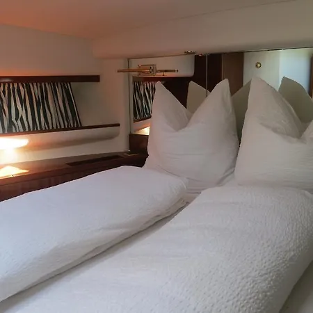Yacht Summertime 3 Bedrooms 보트호텔