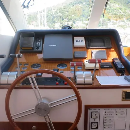 Yacht Summertime 3 Bedrooms 보트호텔 *