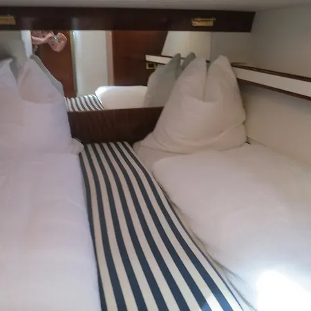 ספינת מלון Yacht Summertime 3 Bedrooms מנטון
