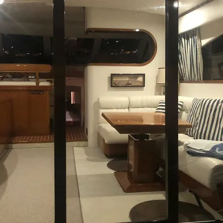 Yacht Summertime 3 Bedrooms 보트호텔